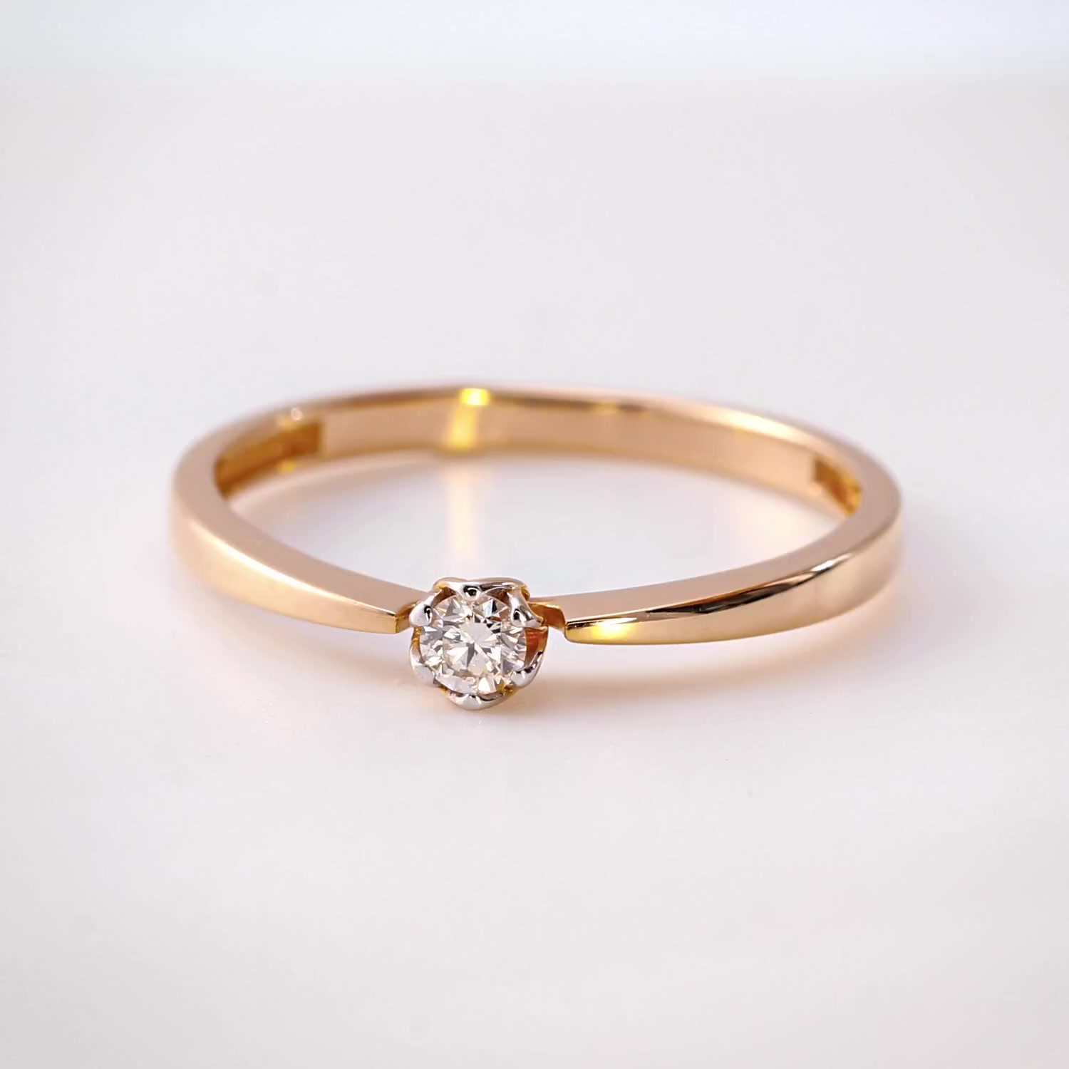 Золотое кольцо с бриллиантом