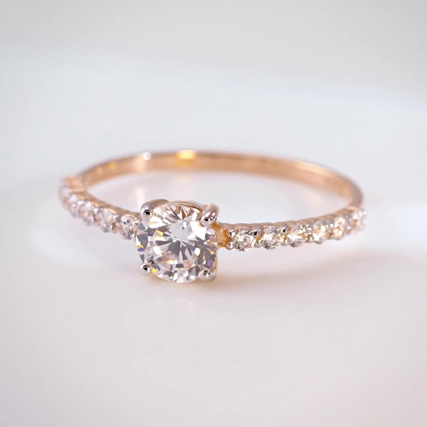 Золотое кольцо с фианитами