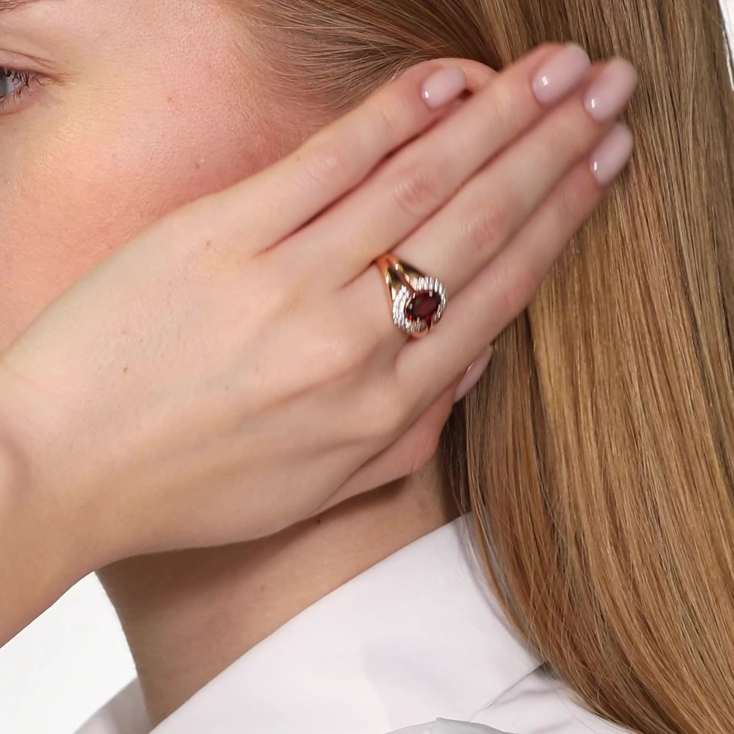 Золотое кольцо с гранатом и фианитами