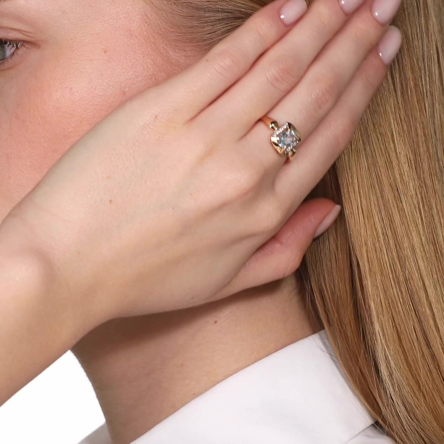 Золотое кольцо с топазом Sky и фианитами