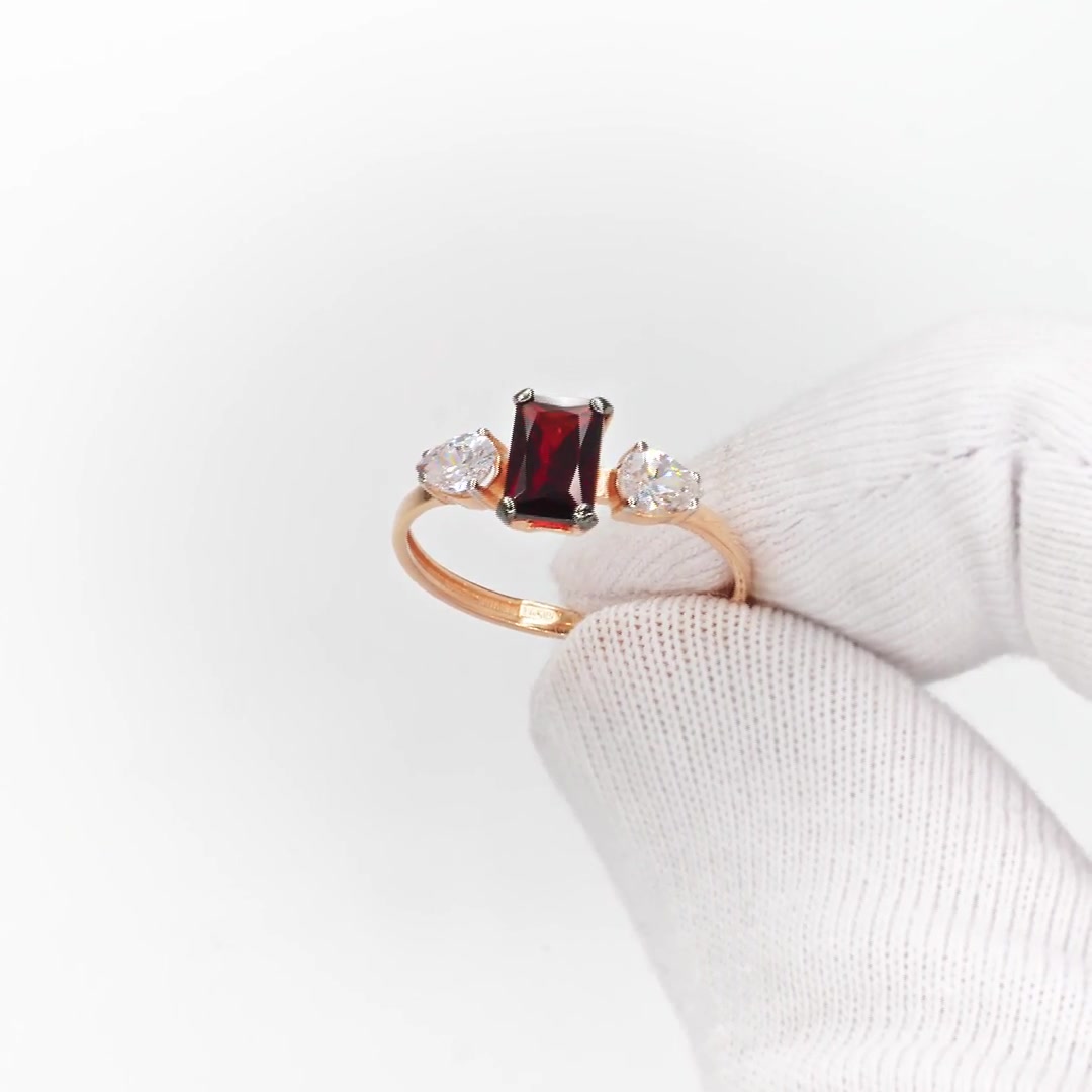 Золотое кольцо с гранатом и фианитами