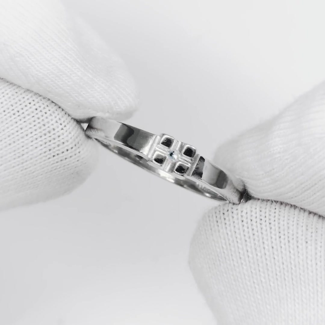 Серебряное кольцо с бриллиантом