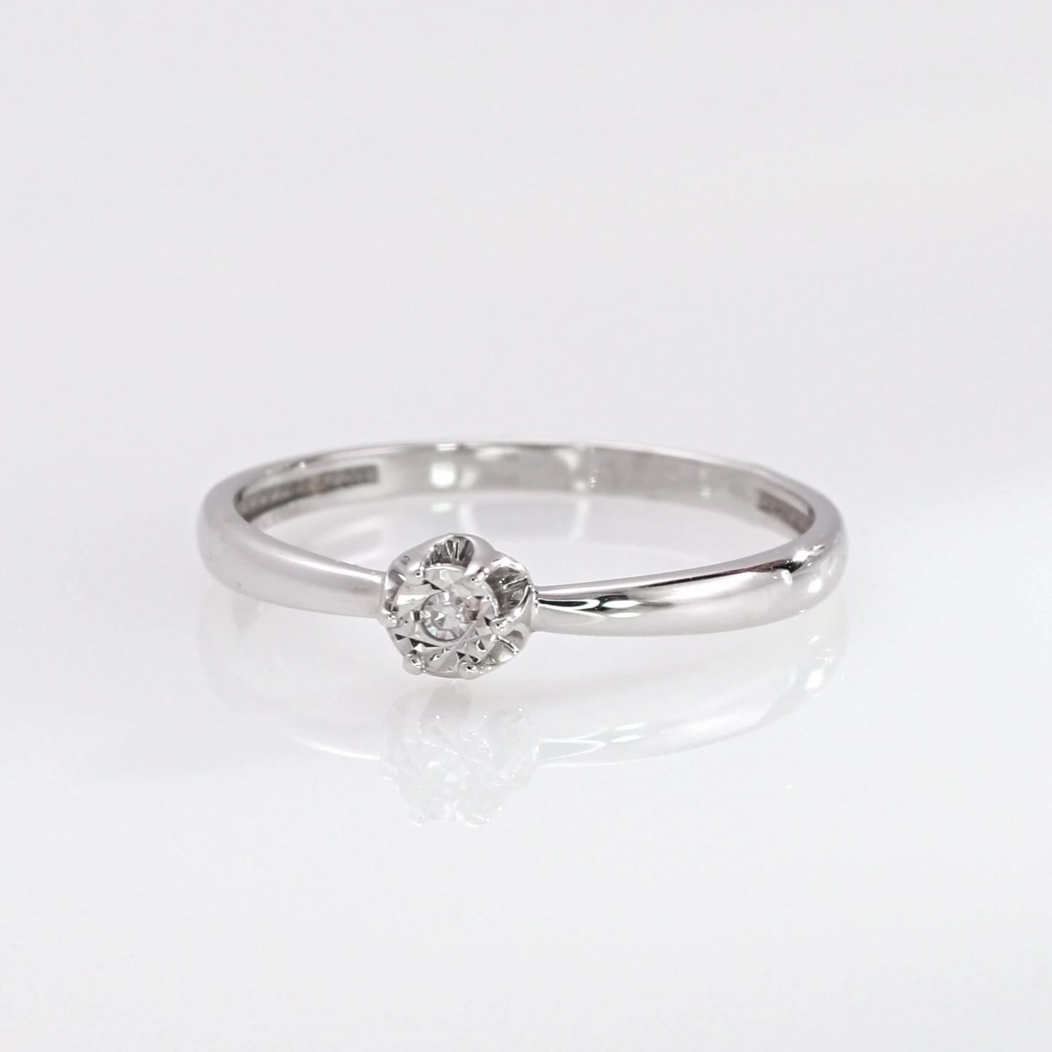 Золотое кольцо с бриллиантом