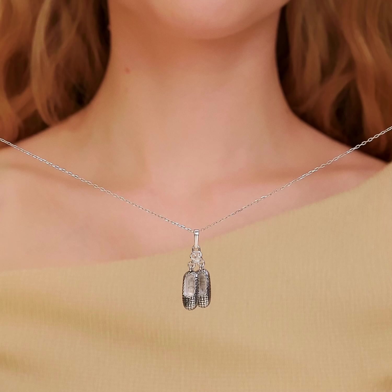 Серебряная подвеска с лаком
