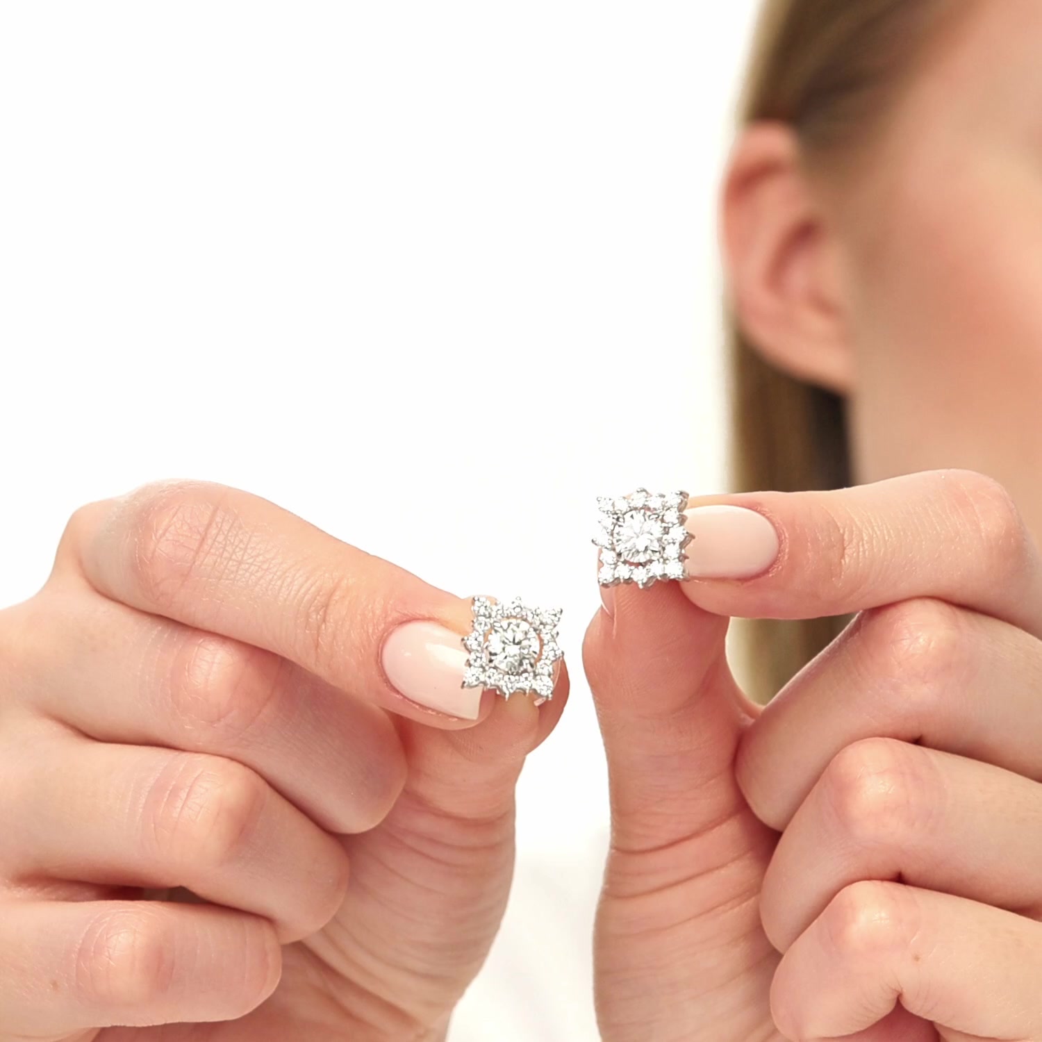 Золотые серьги с бриллиантами выращенными