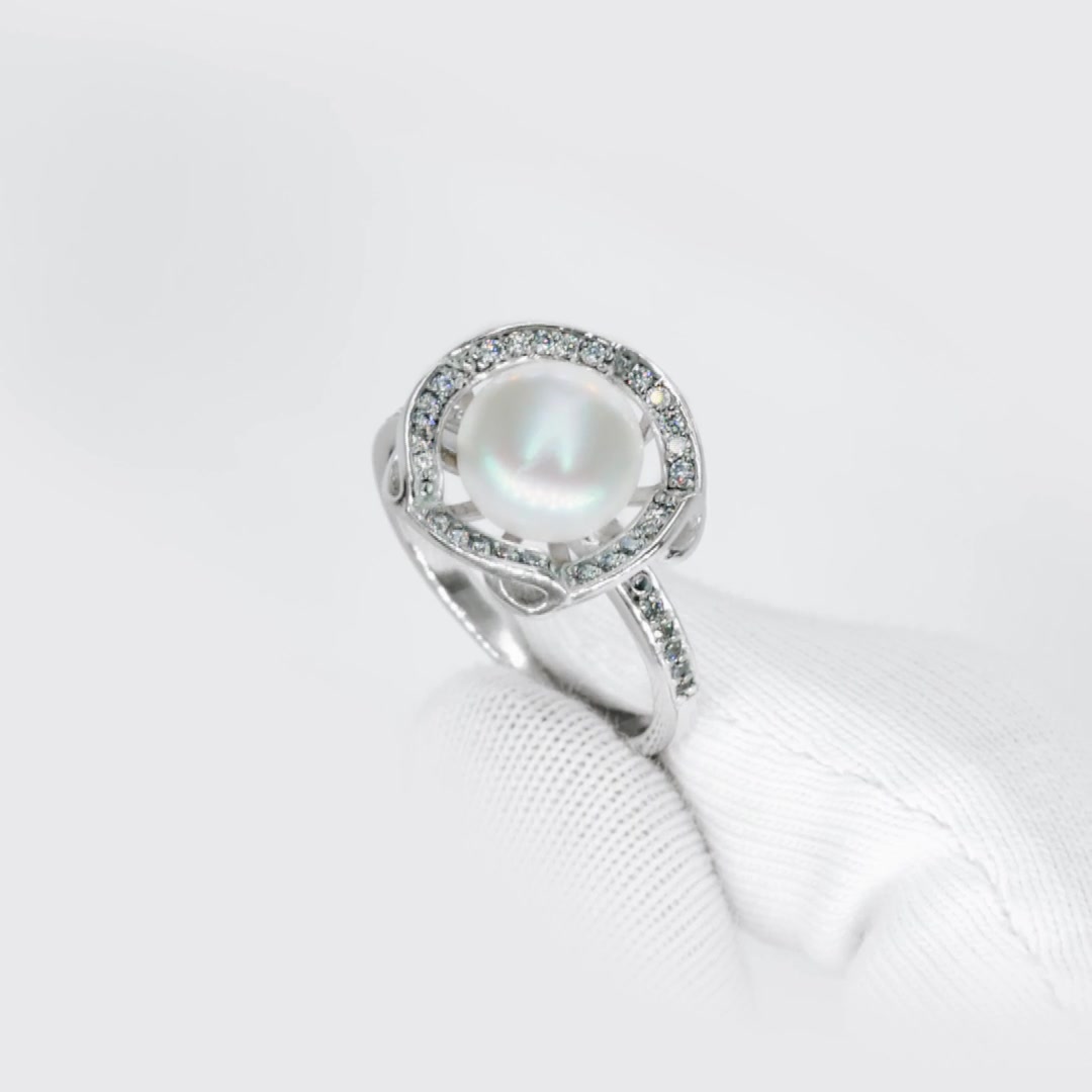 Серебряное кольцо с жемчугом и фианитами
