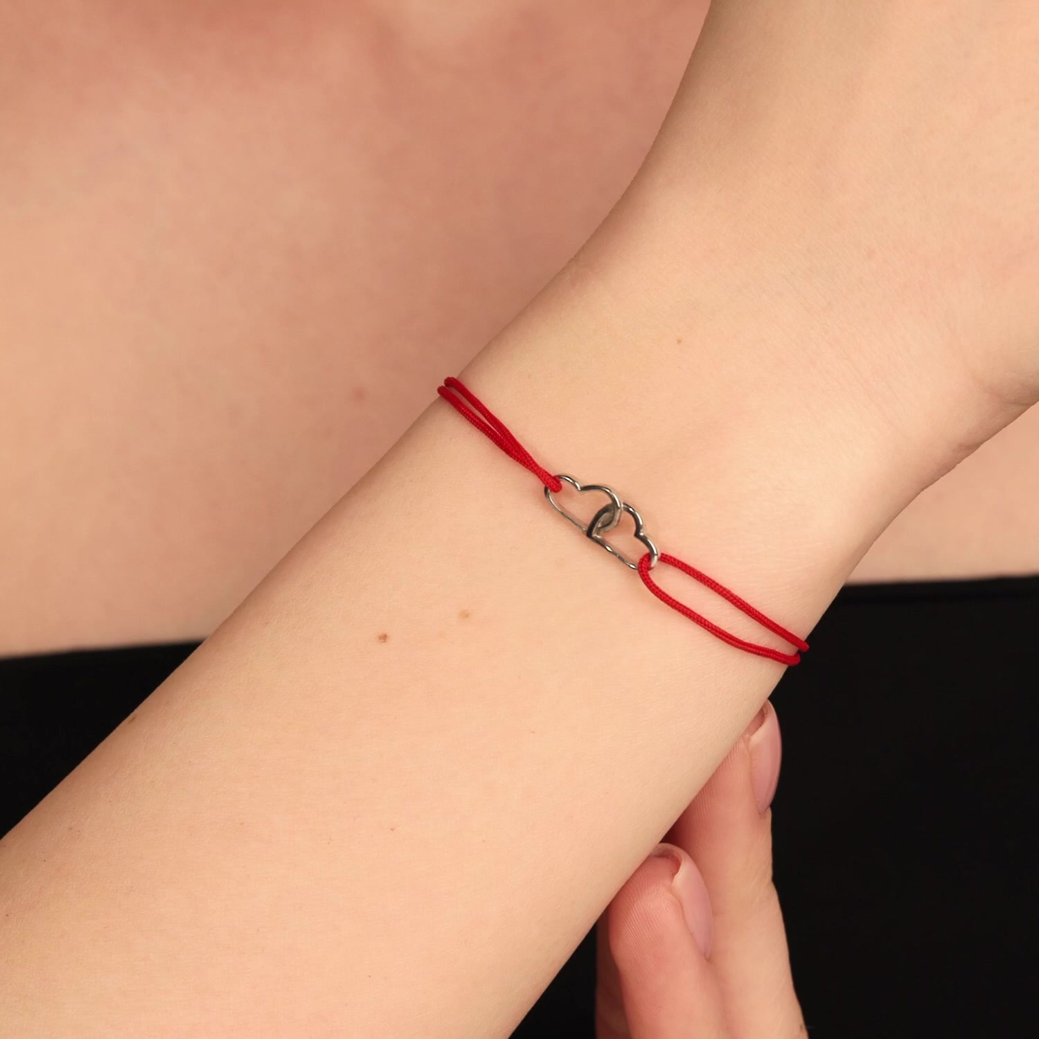 Браслет «красная нить» с серебряной вставкой
