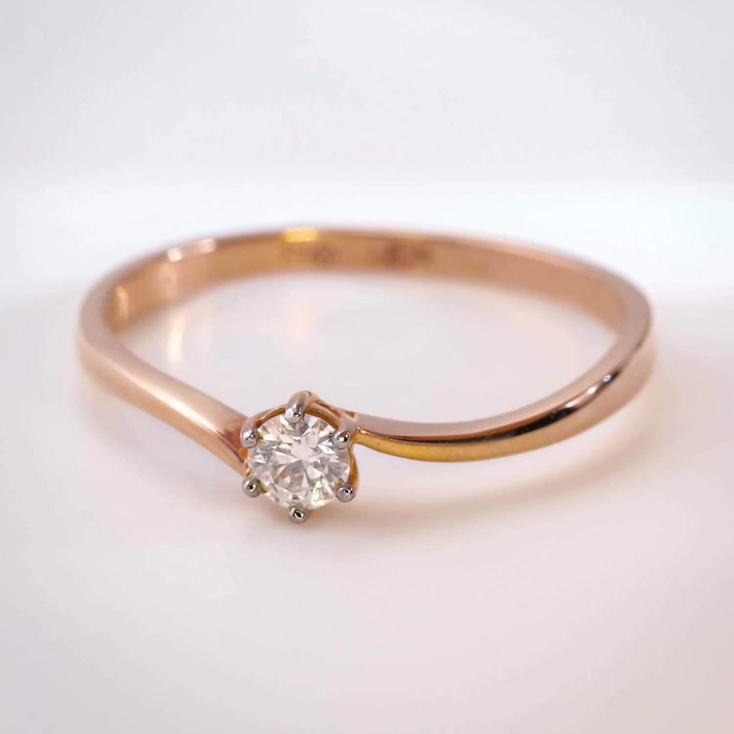 Золотое кольцо с бриллиантом выращенным