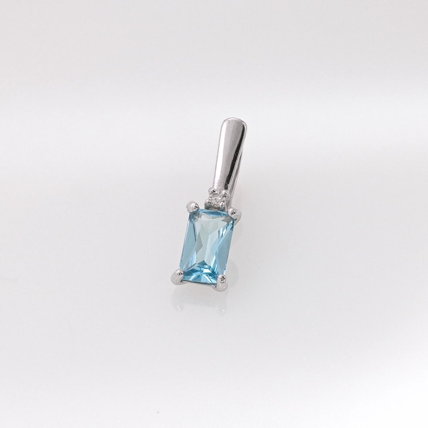 Золотая подвеска с топазом Swiss и бриллиантом