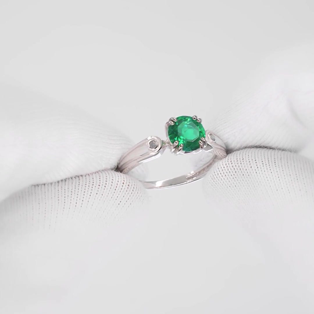 Золотое кольцо с изумрудом выращенным и бриллиантами