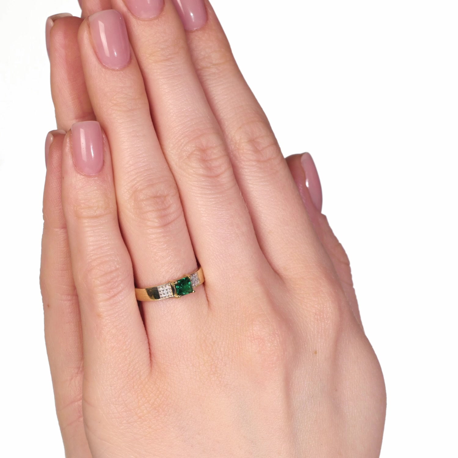 Золотое кольцо с изумрудом выращенным и бриллиантами