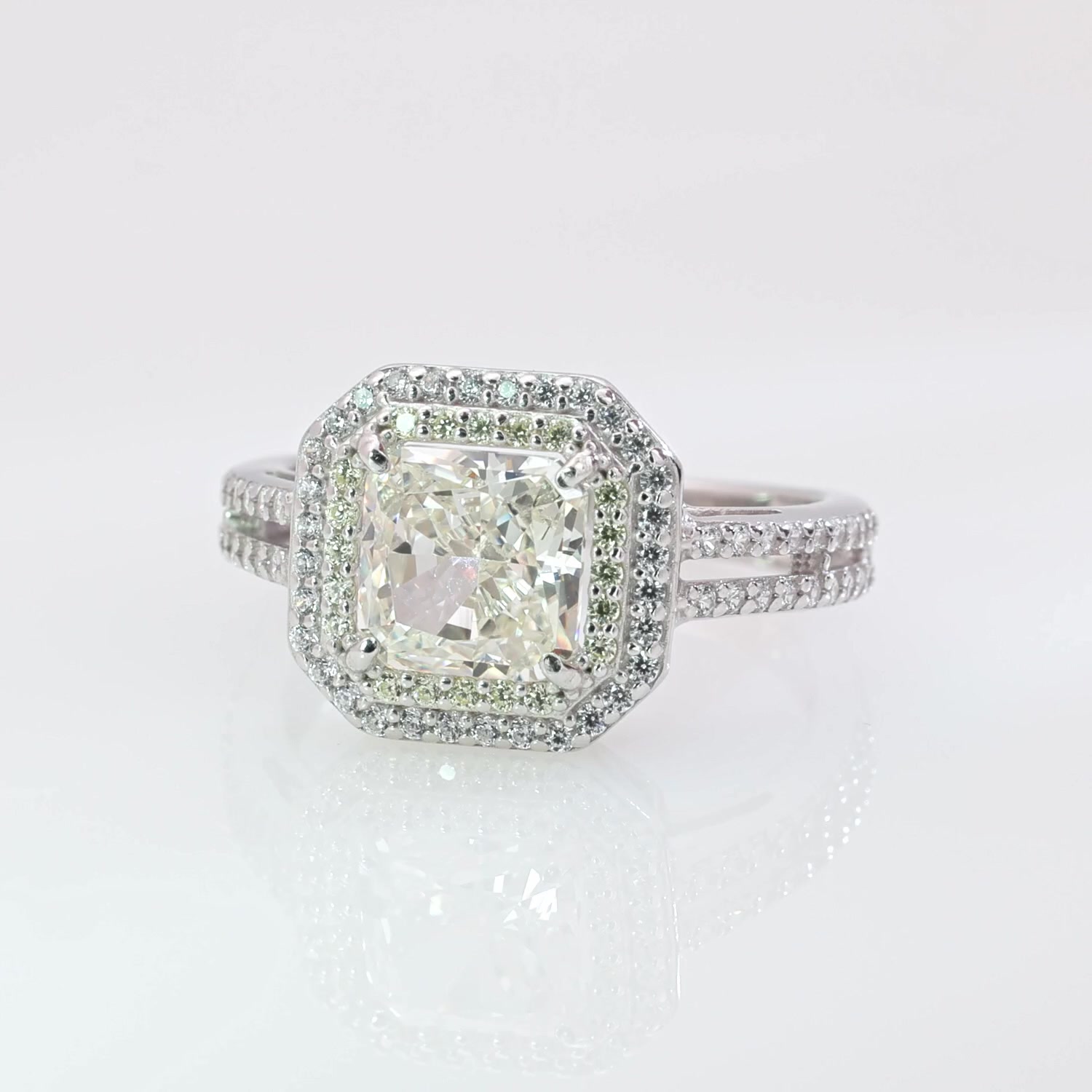 Серебряное кольцо с фианитами