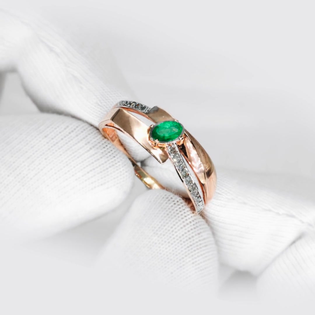 Золотое кольцо с изумрудом и бриллиантами