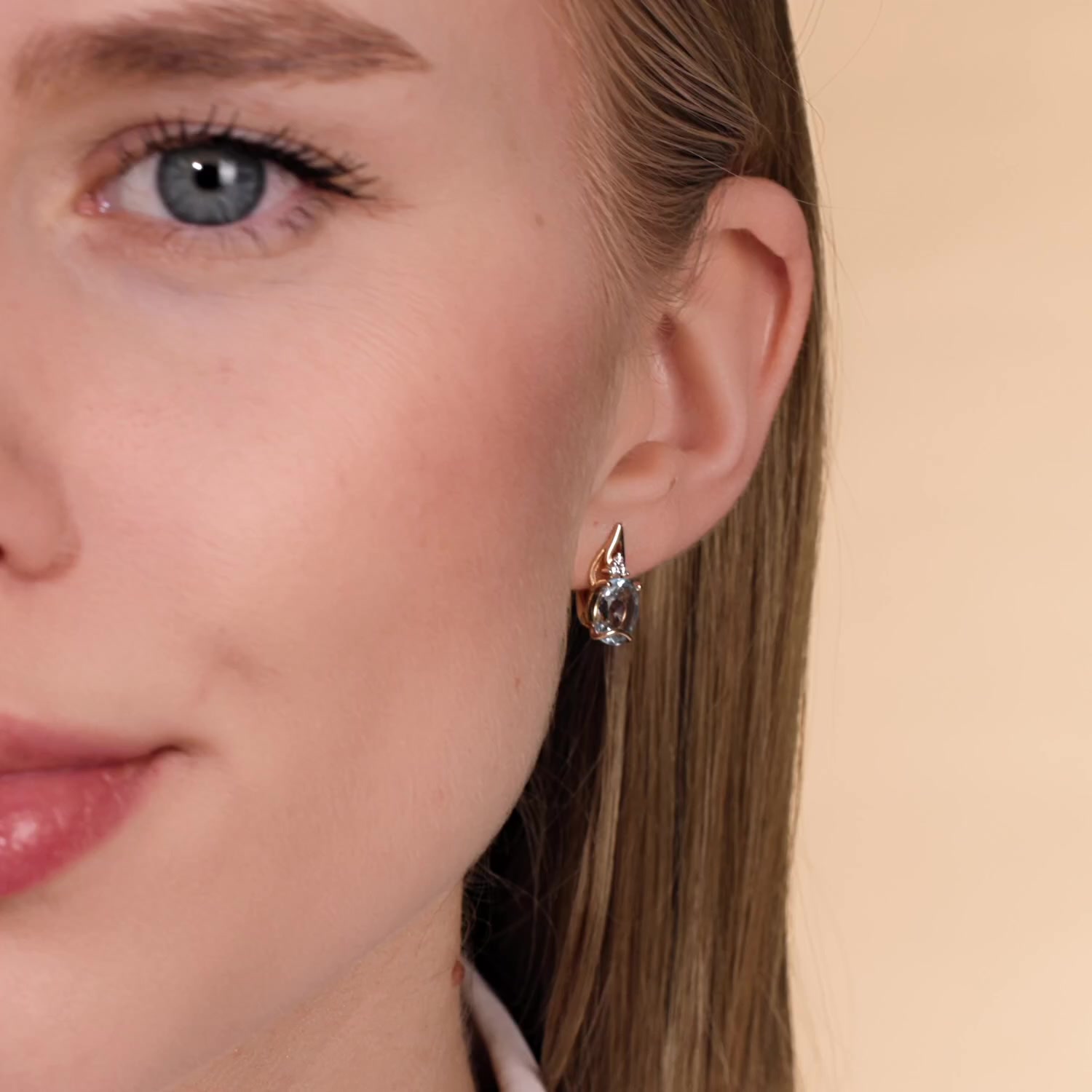 Золотые серьги с топазами Sky и фианитами