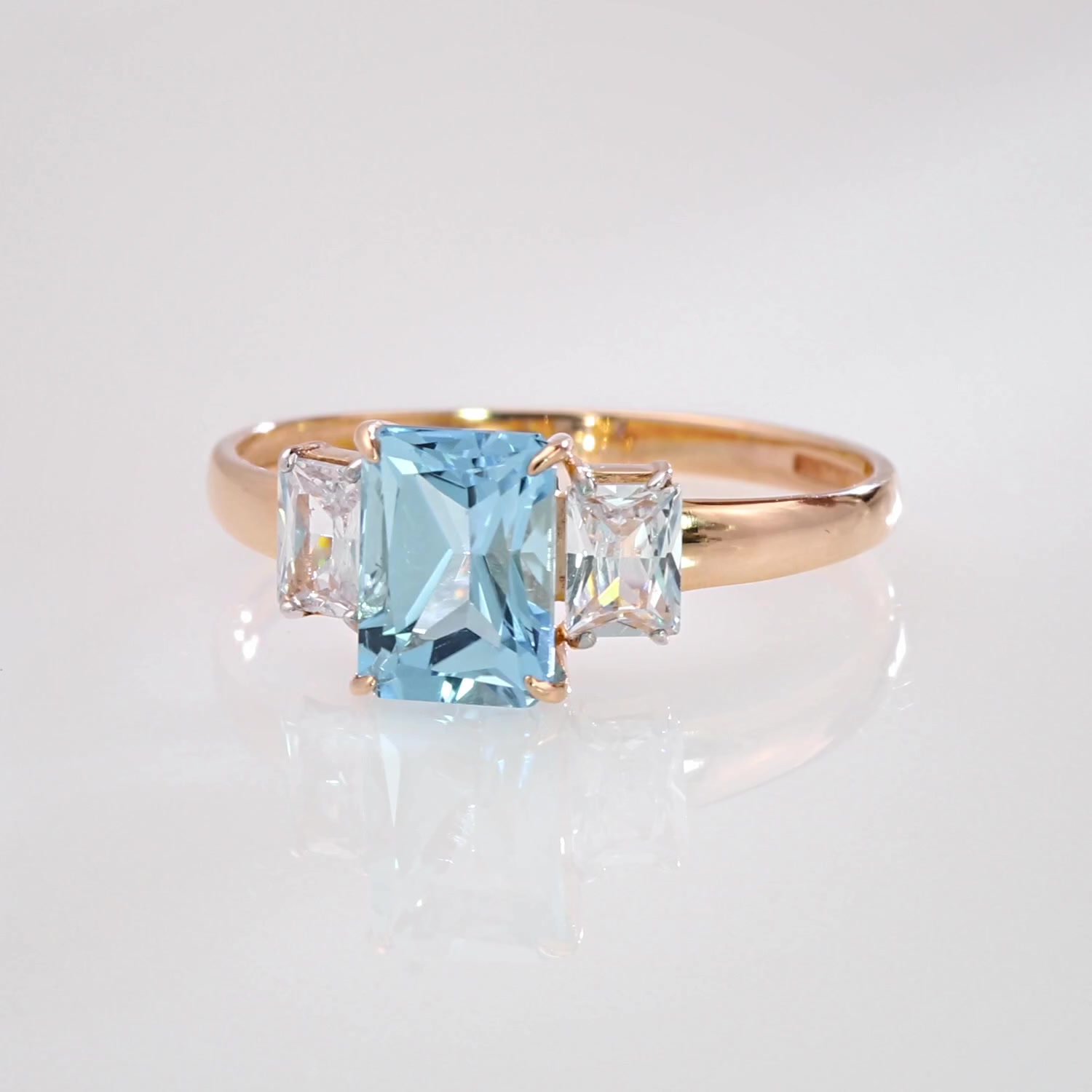 Золотое кольцо с топазом Swiss и фианитами