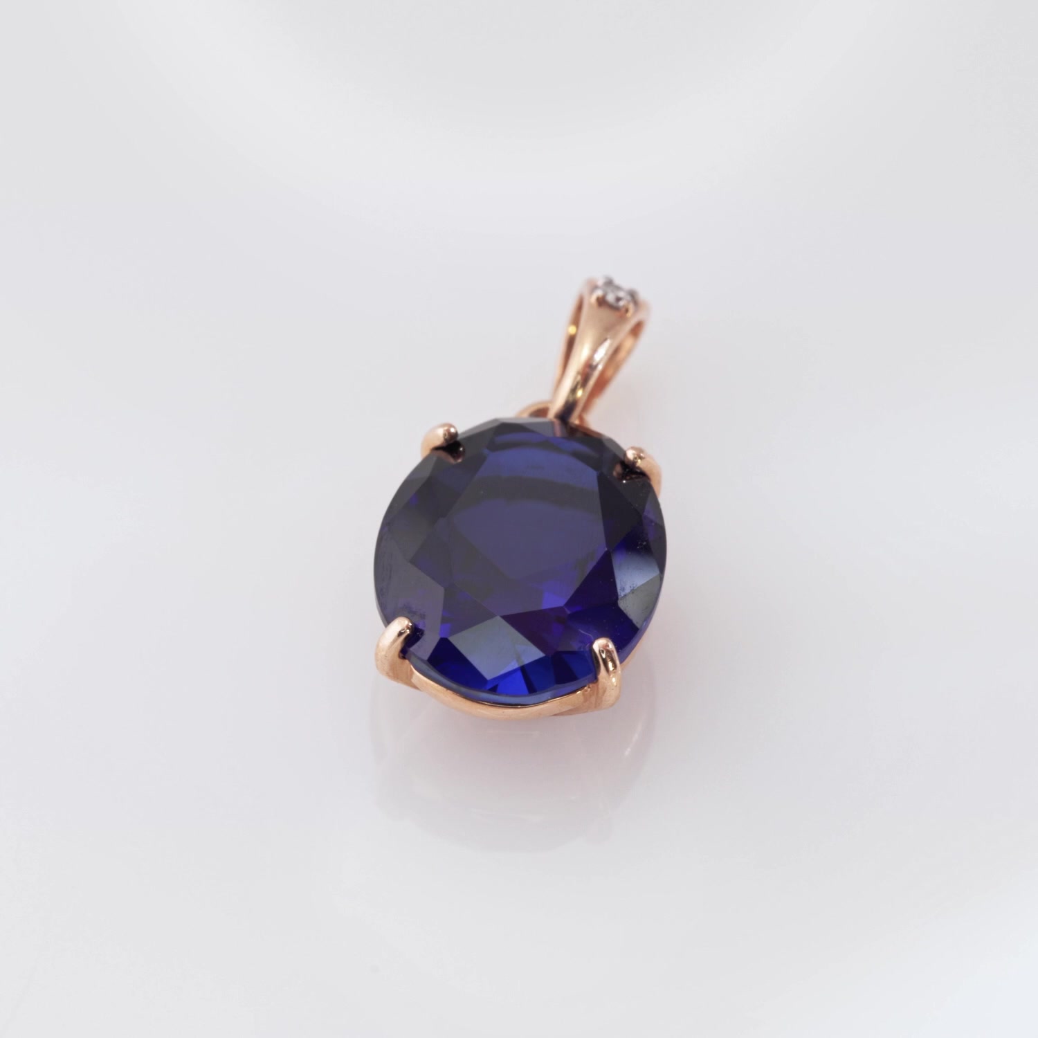 Золотая подвеска с сапфиром выращенным и бриллиантом