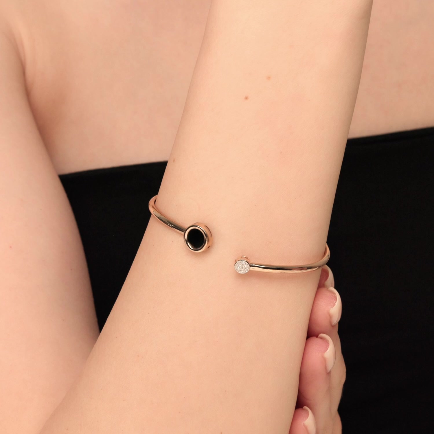 Золотой браслет с ониксом и бриллиантами