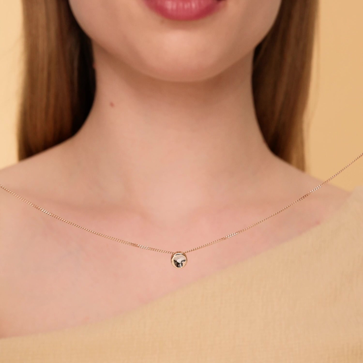 Золотая подвеска с бриллиантом