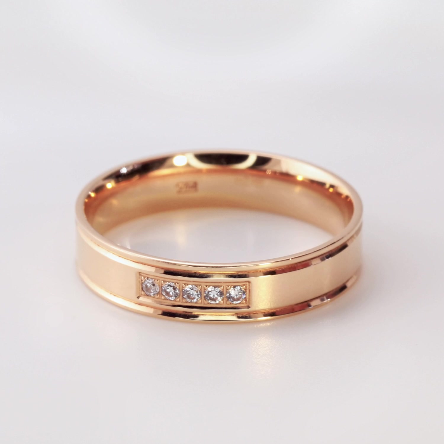 Золотое обручальное кольцо с фианитами