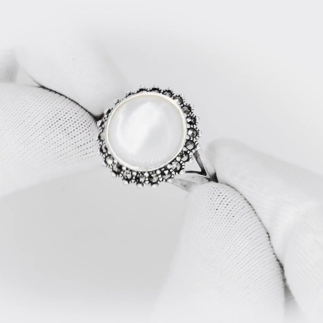 Серебряное кольцо с перламутром и марказитами
