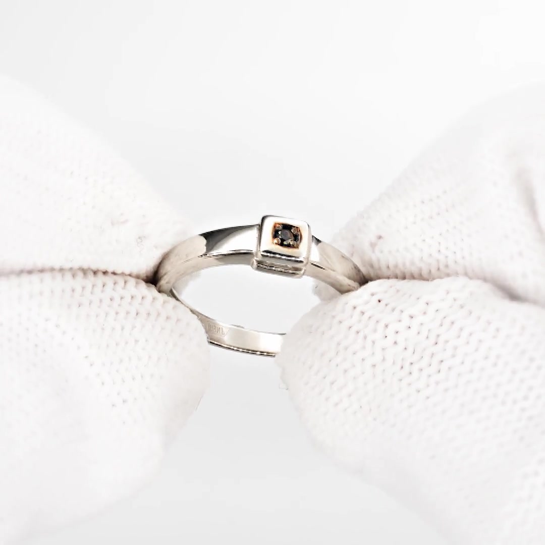 Серебряное кольцо с черным бриллиантом