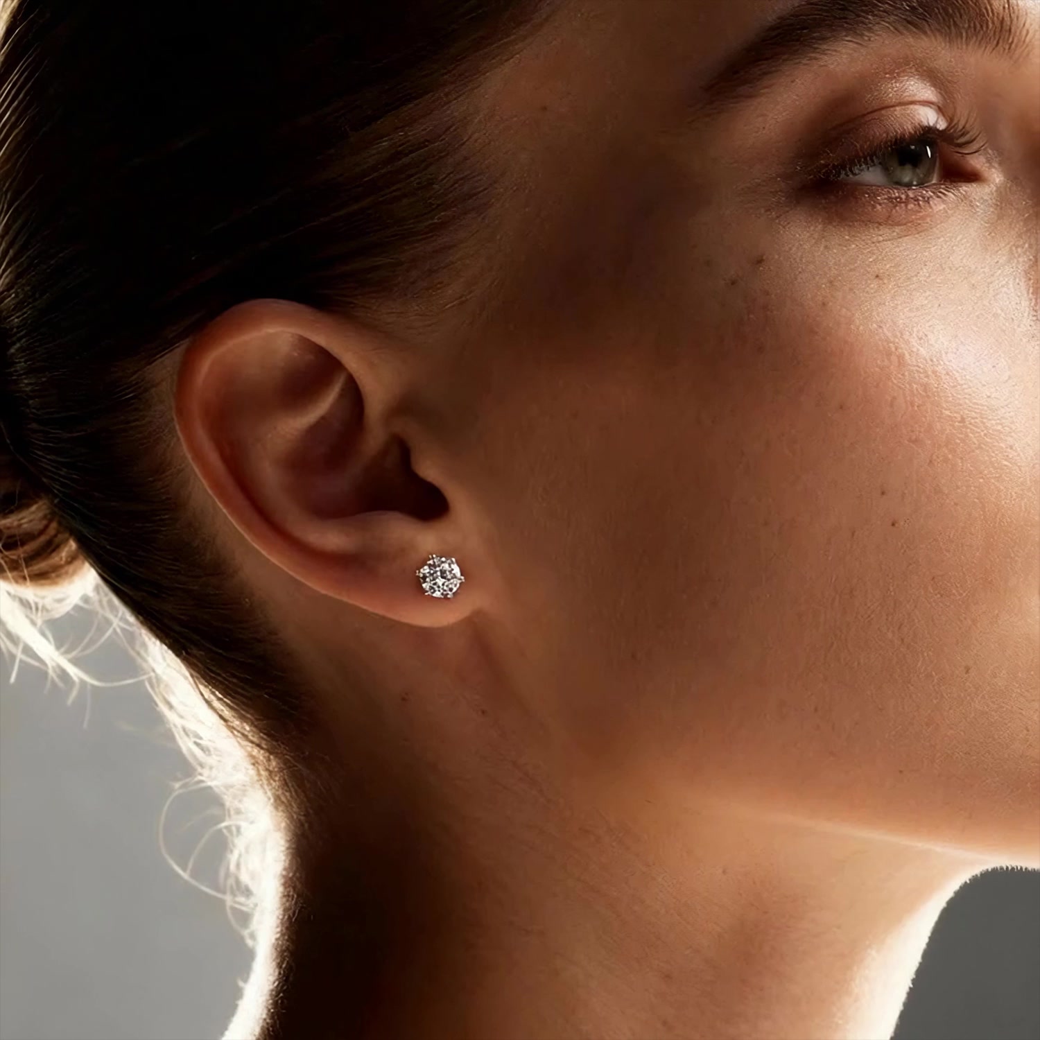 Золотые серьги с бриллиантами выращенными