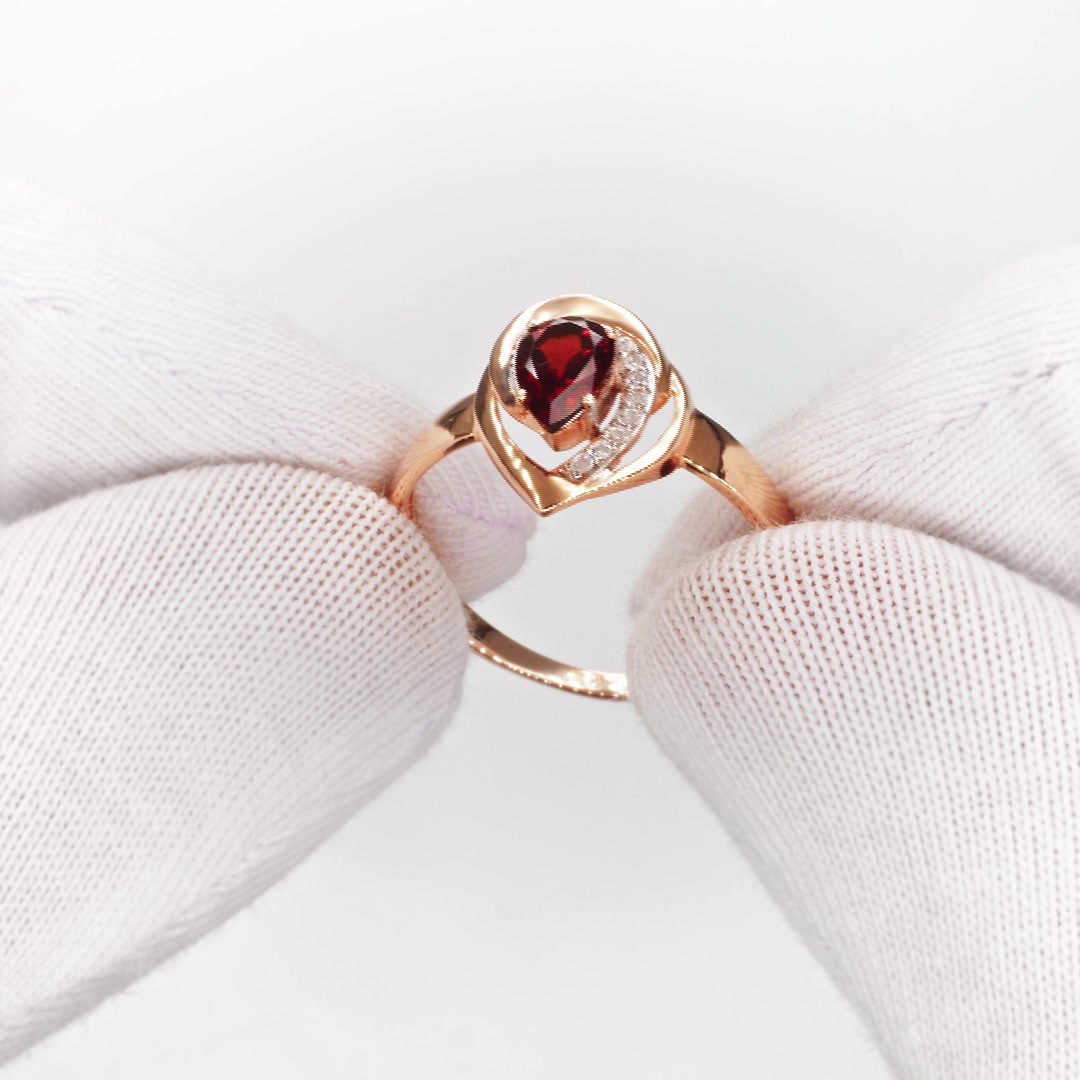 Золотое кольцо с гранатом и фианитами
