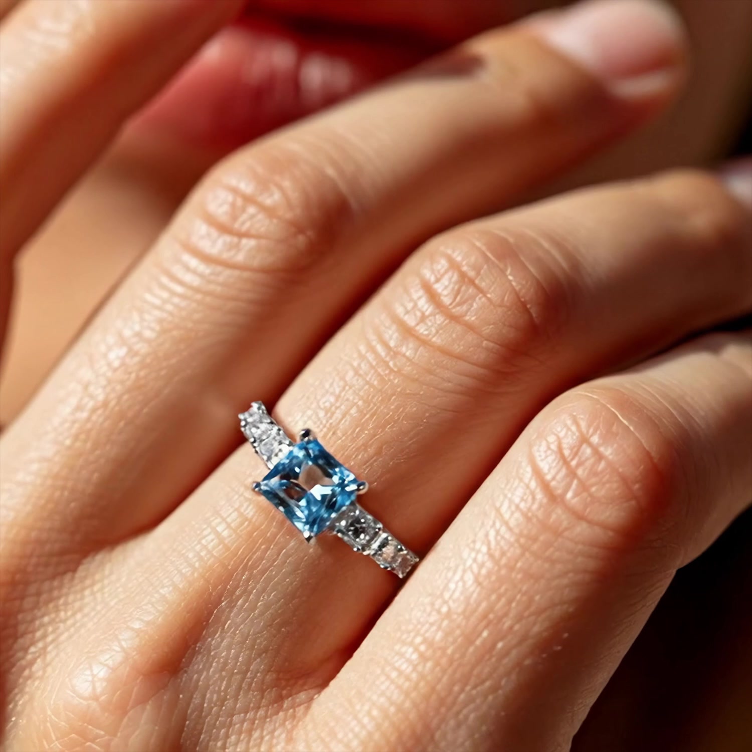 Золотое кольцо с бриллиантами выращенными