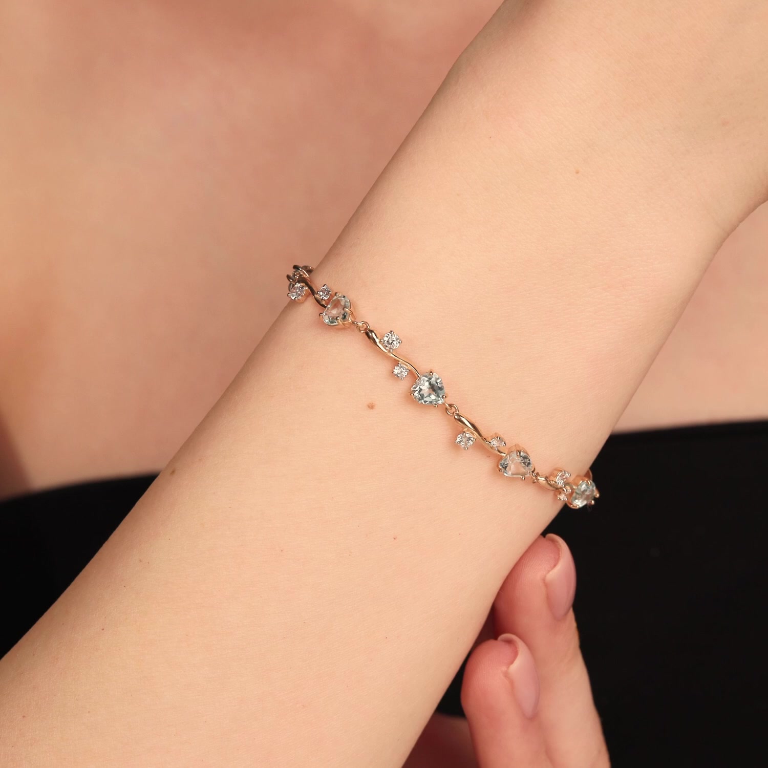 Золотой браслет с топазами Sky и фианитами