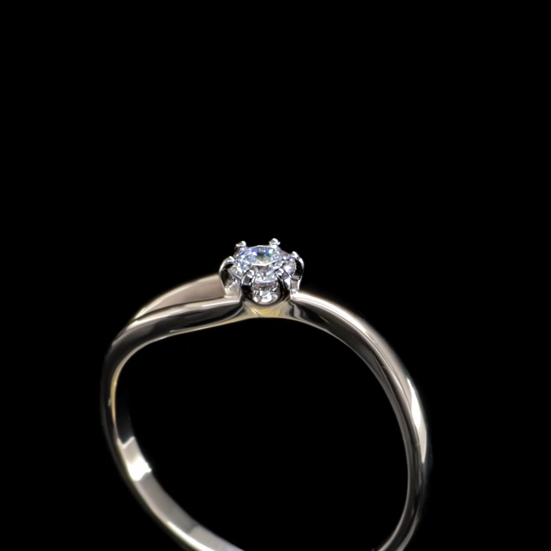 Золотое кольцо с бриллиантом