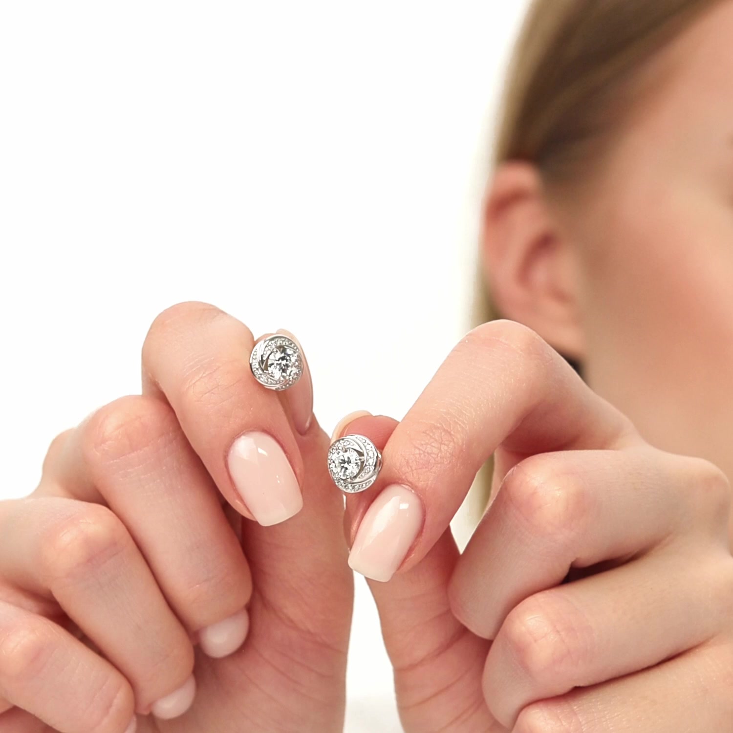 Золотые серьги с бриллиантами выращенными