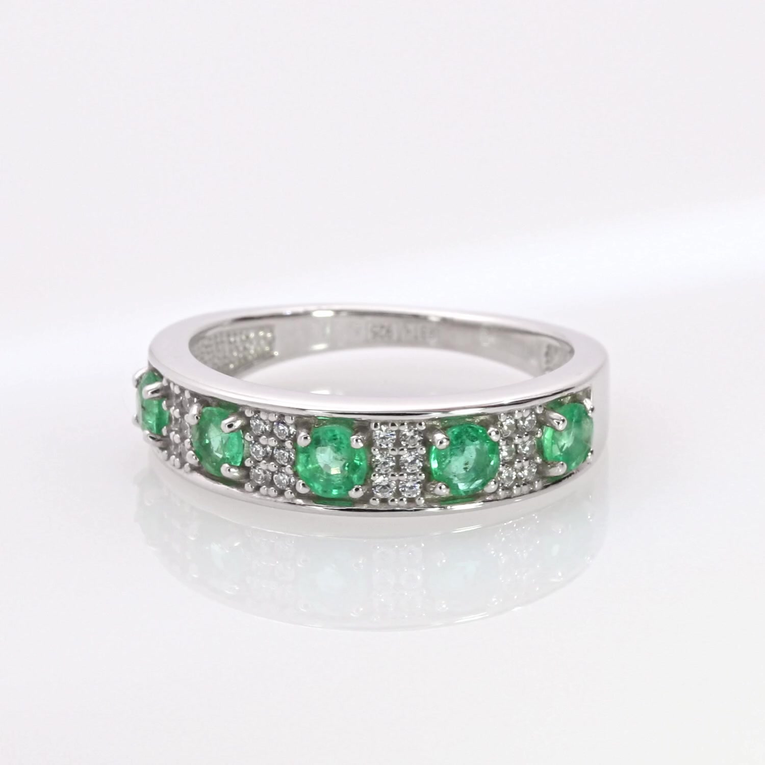 Серебряное кольцо с изумрудами и фианитами