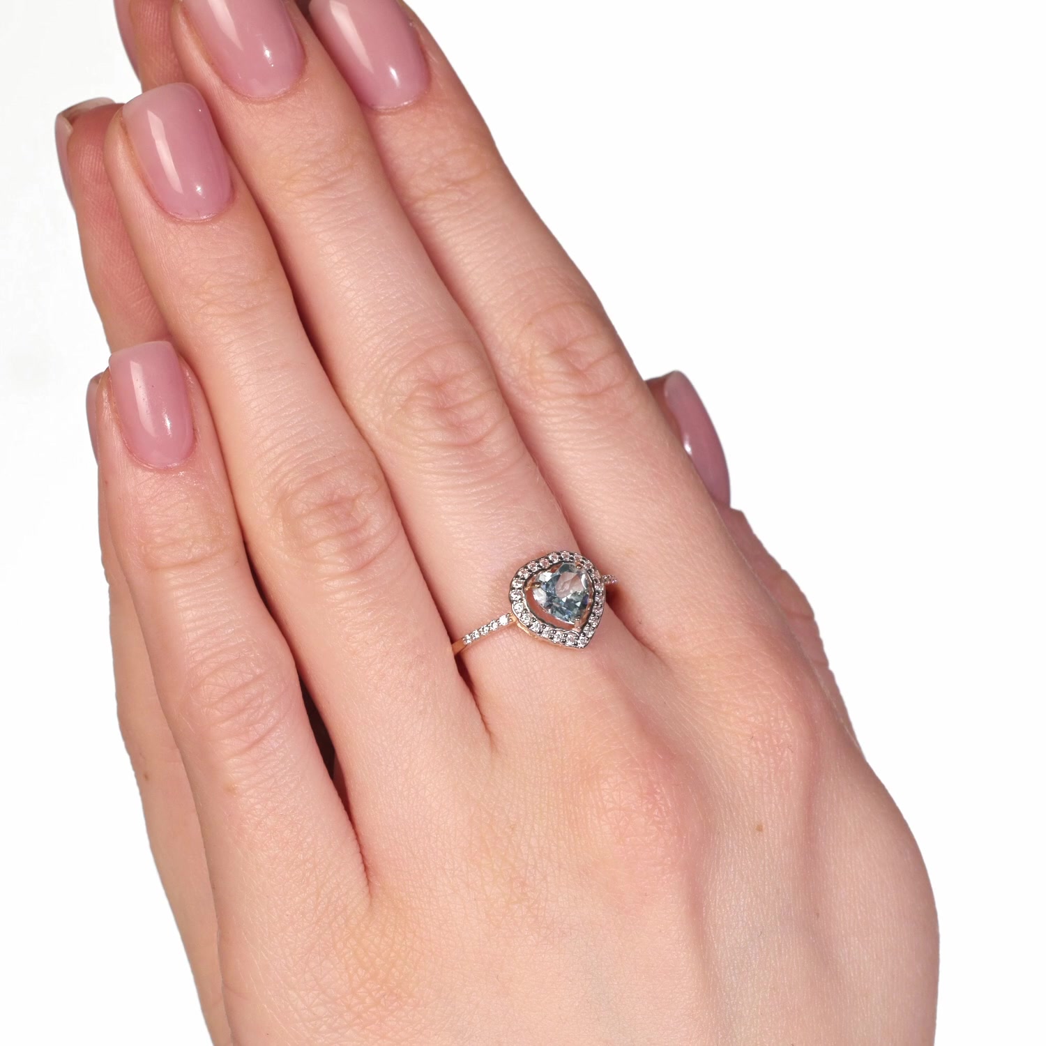 Золотое кольцо с топазом Sky и фианитами