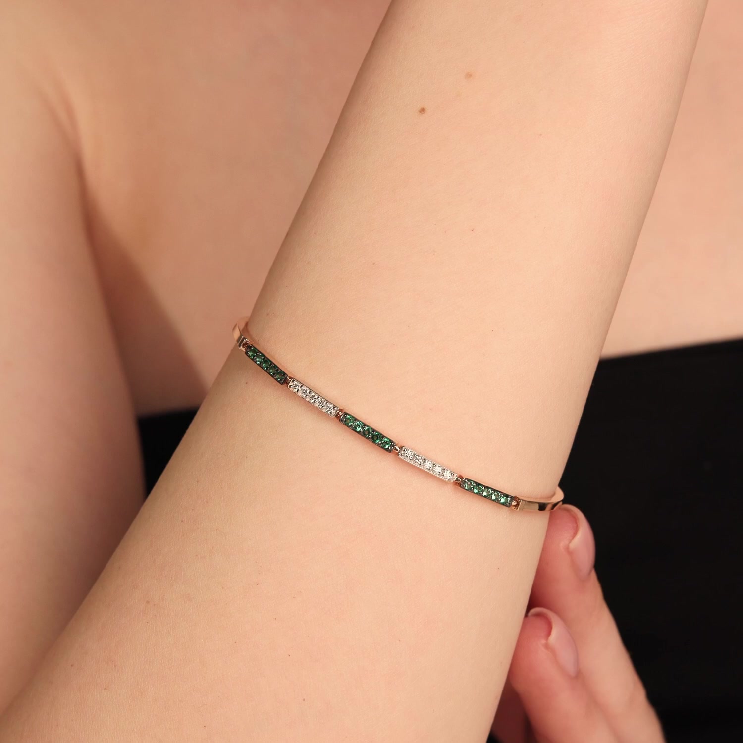 Золотой браслет с изумрудами выращенными и бриллиантами