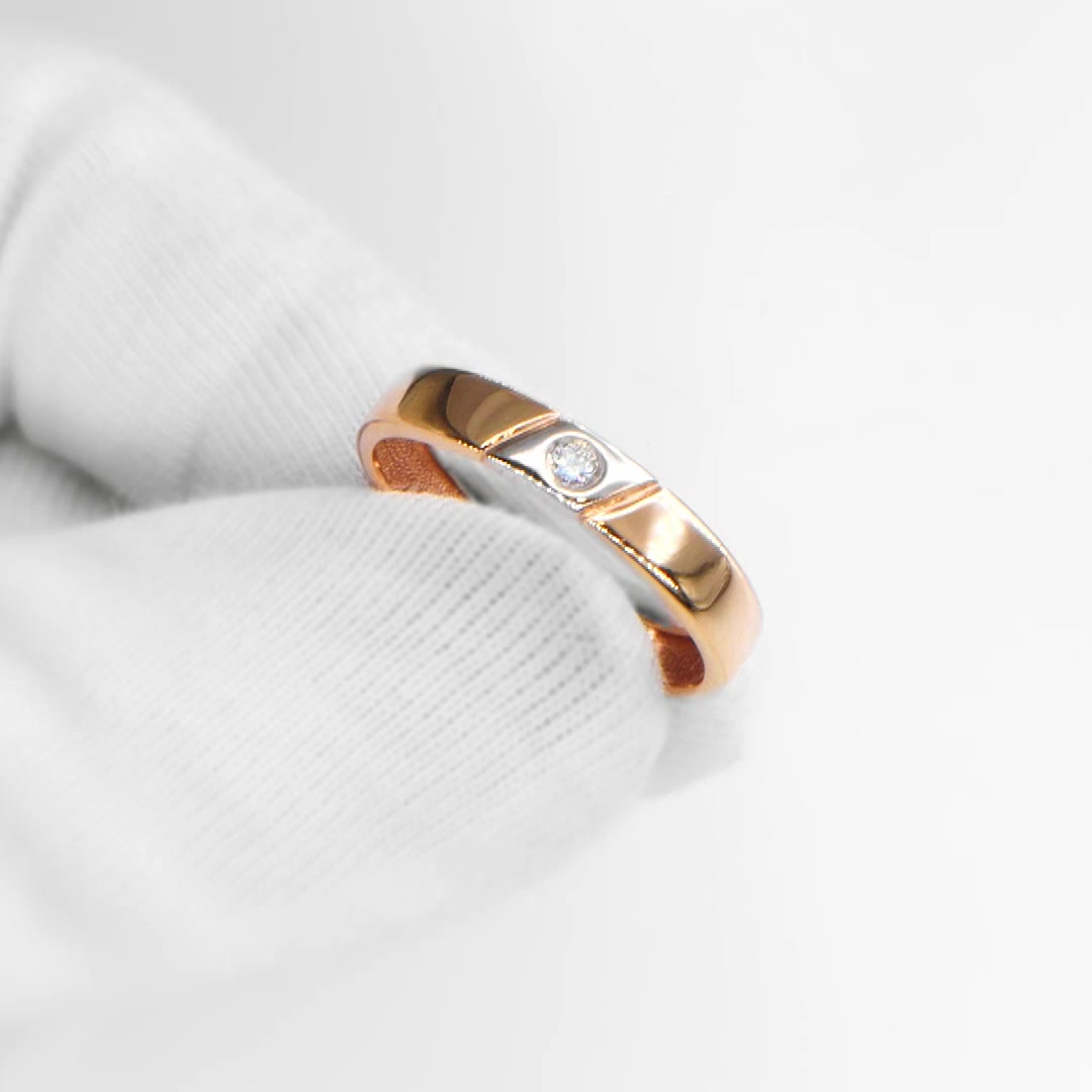 Золотое обручальное кольцо с бриллиантом