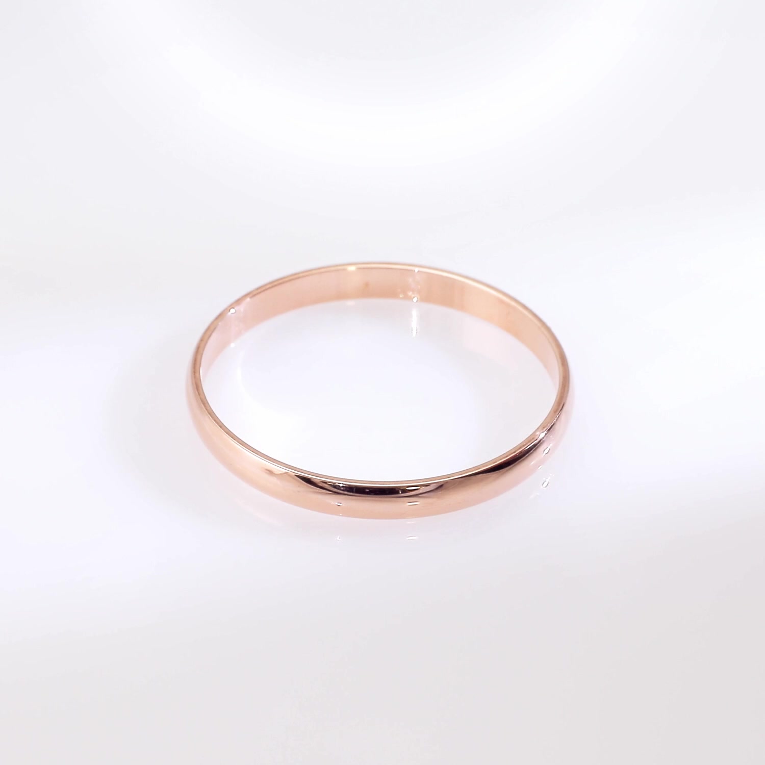 Золотое обручальное кольцо