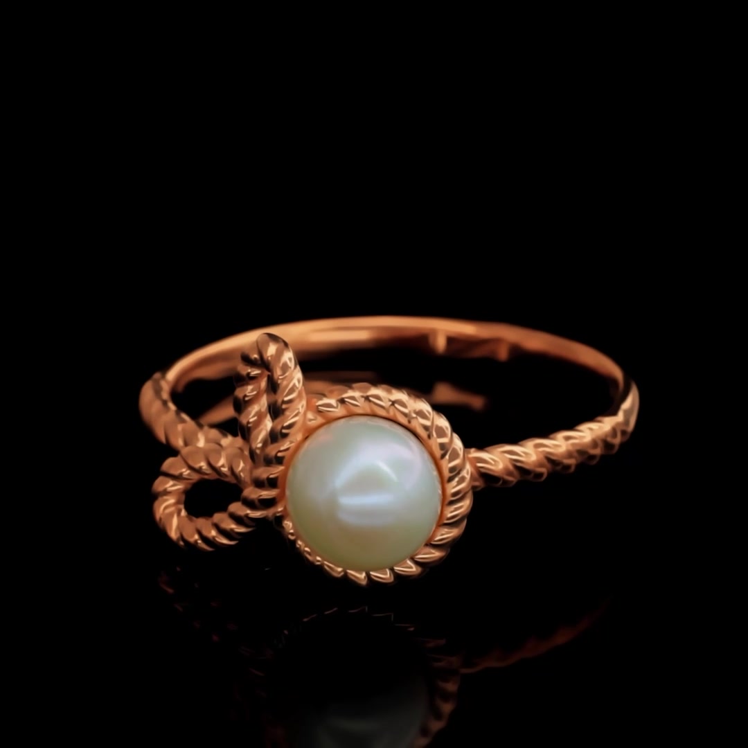 Золотое кольцо с жемчугом