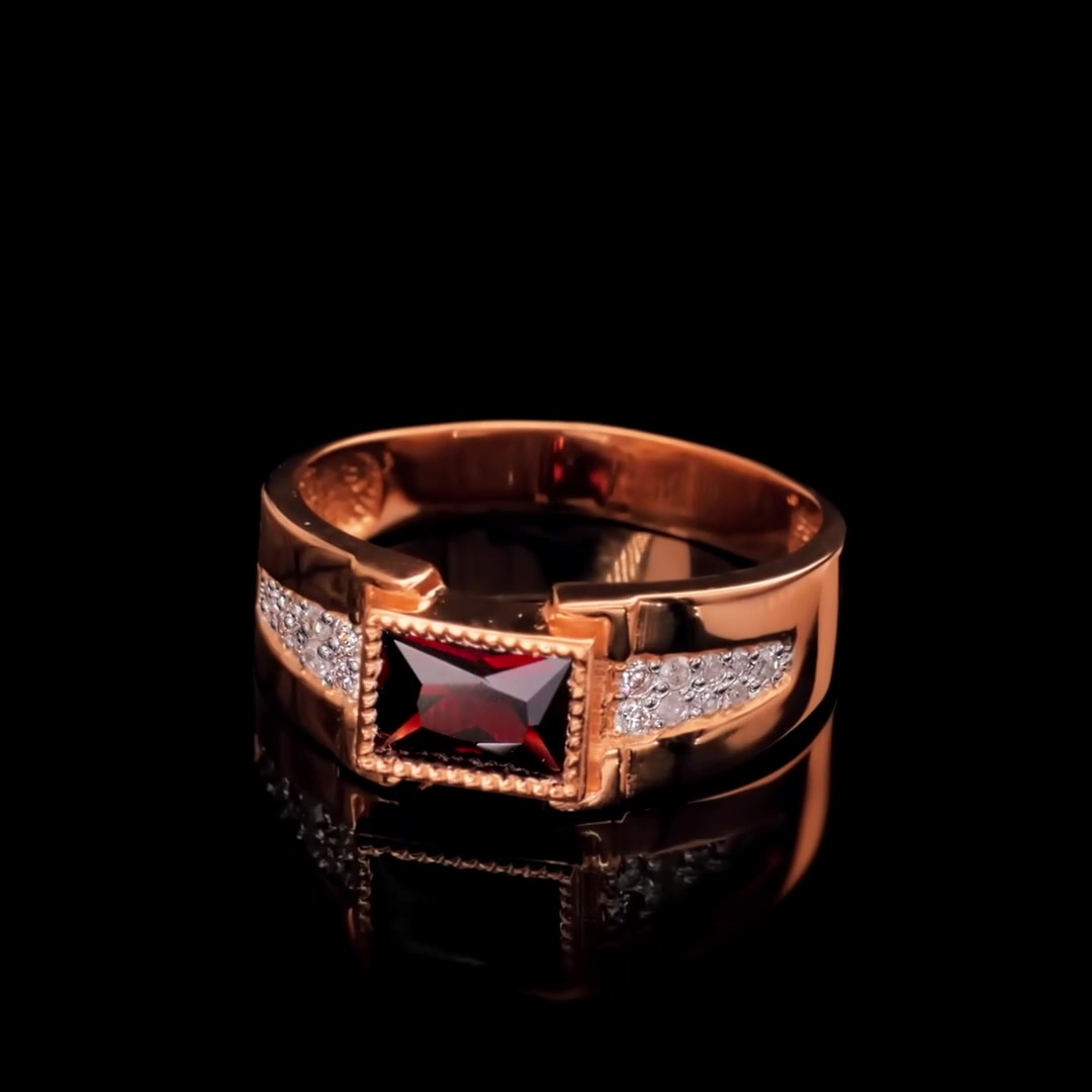 Золотая печатка с гранатом и бриллиантами