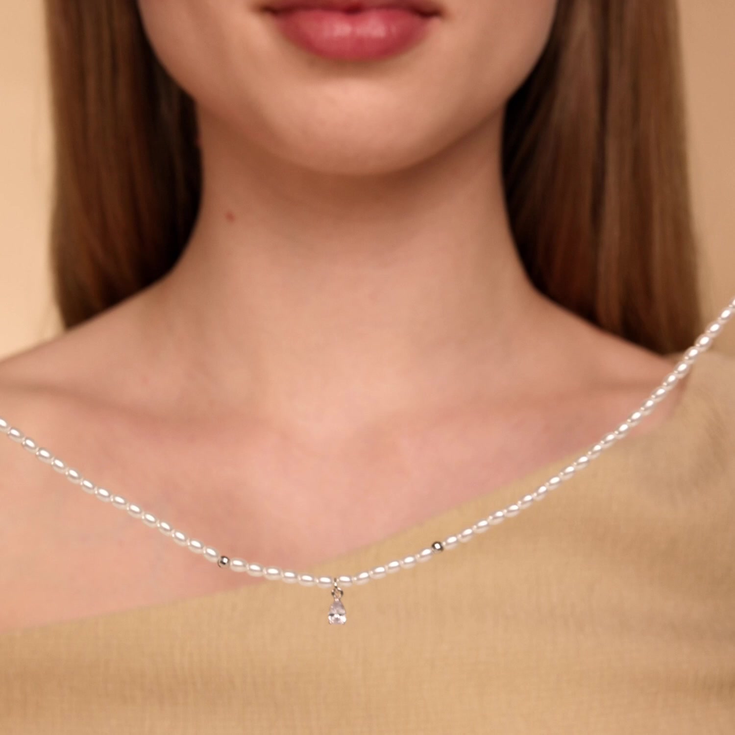 Серебряное колье с имитацией жемчуга и фианитом