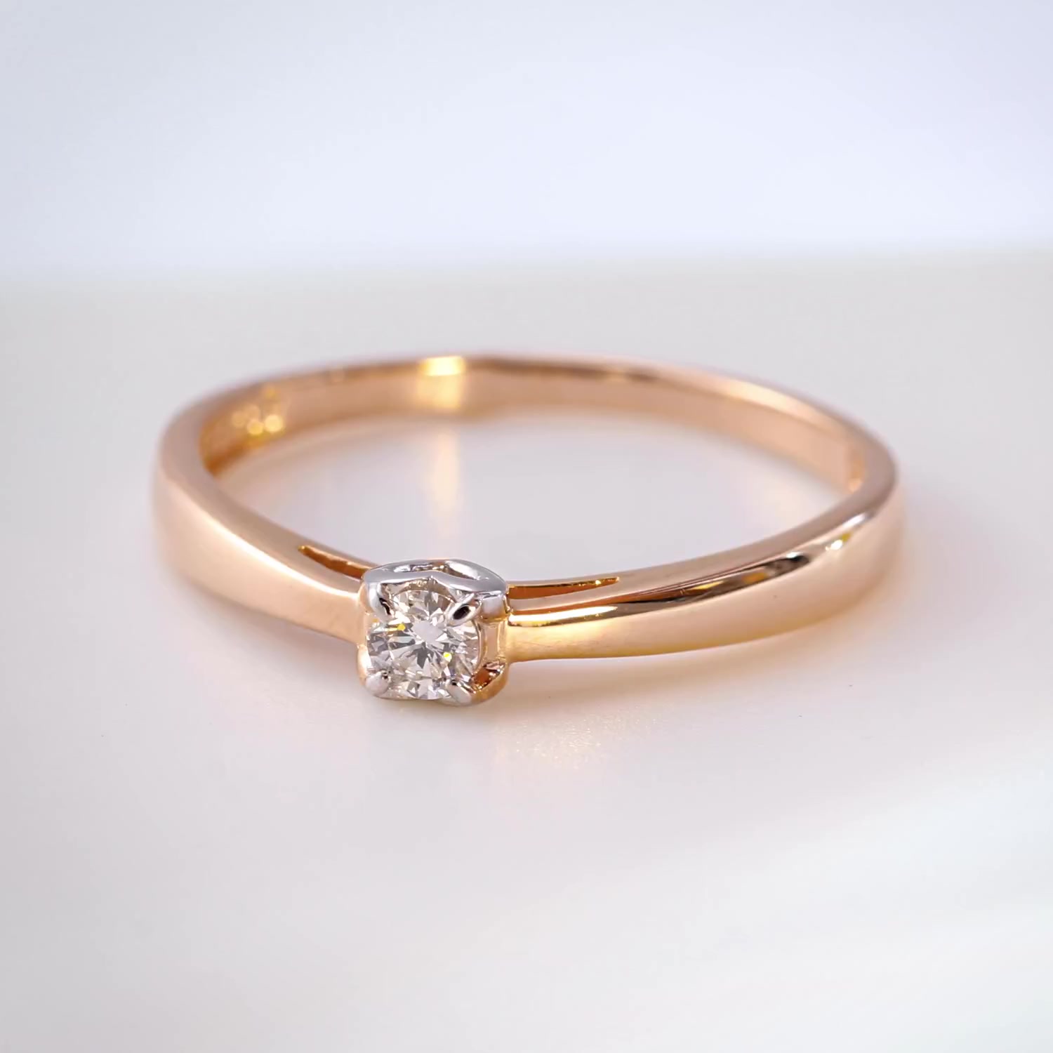 Золотое кольцо с бриллиантом