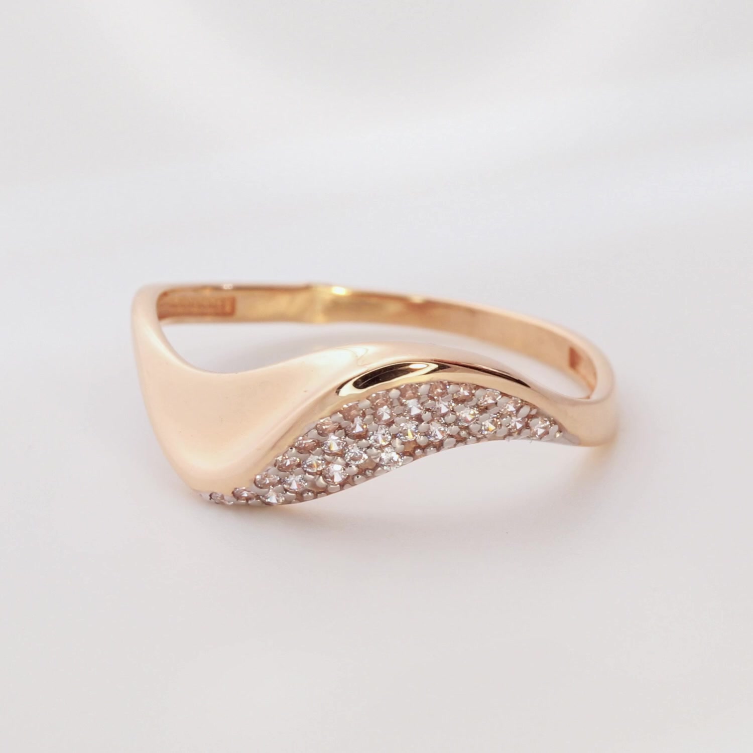 Золотое кольцо с фианитами