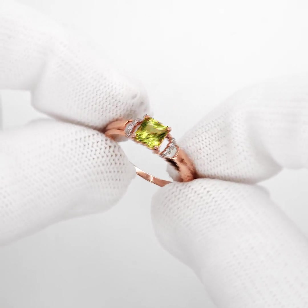 Золотое кольцо с хризолитом и фианитами