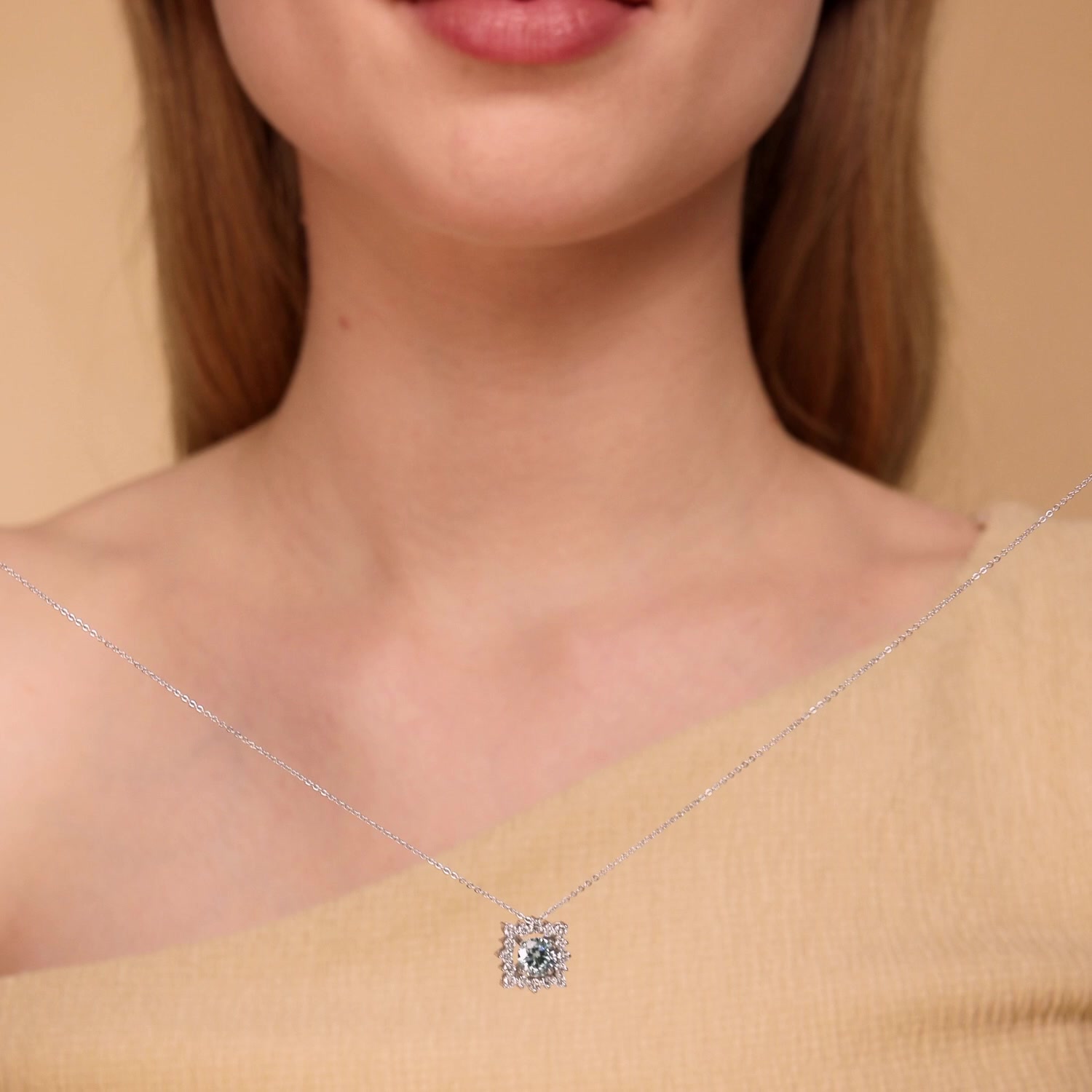 Золотое колье с бриллиантами выращенными