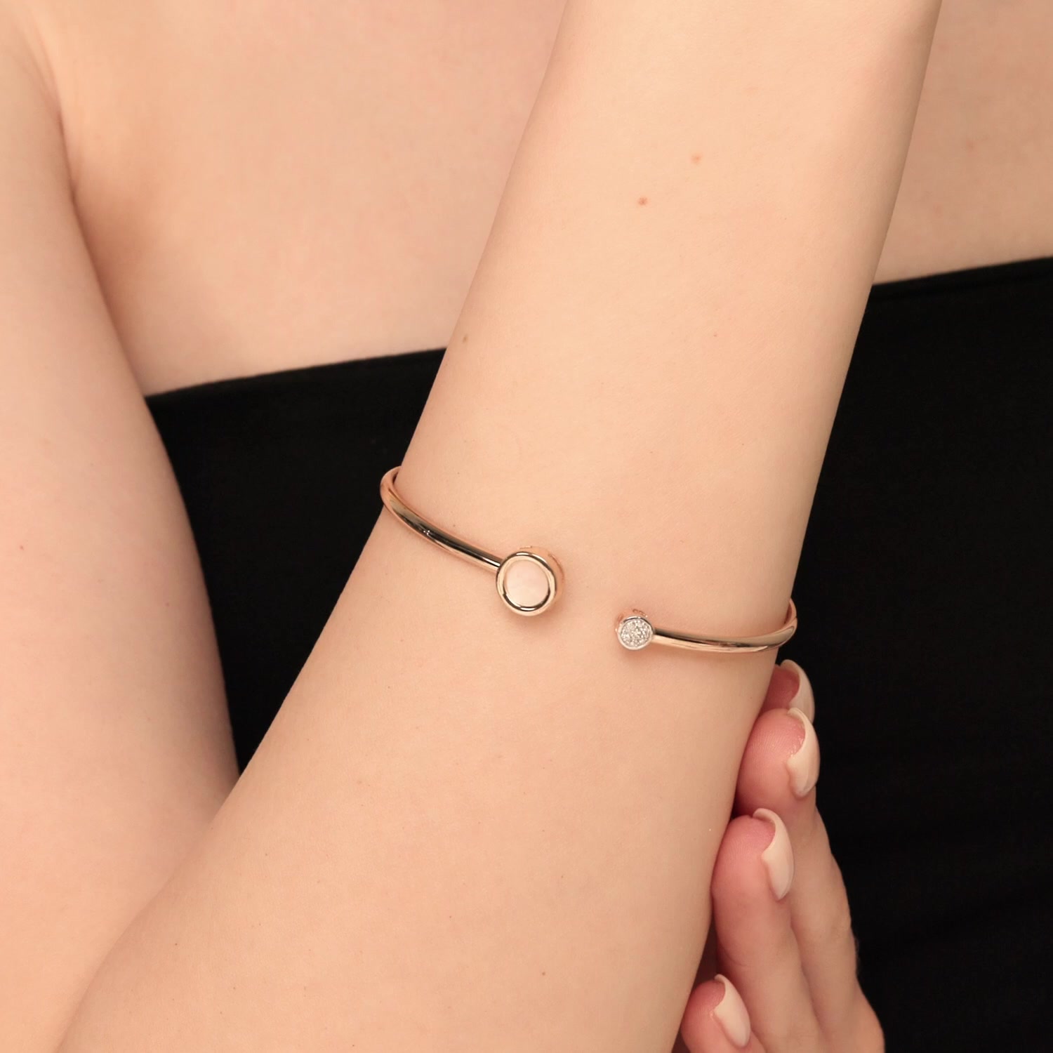 Золотой браслет с перламутром и бриллиантами