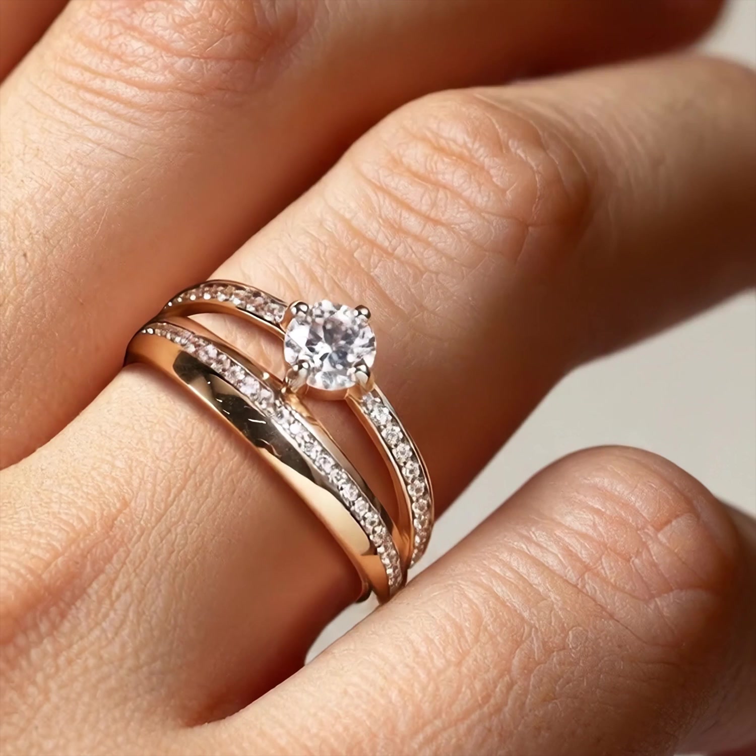 Золотое кольцо с фианитами