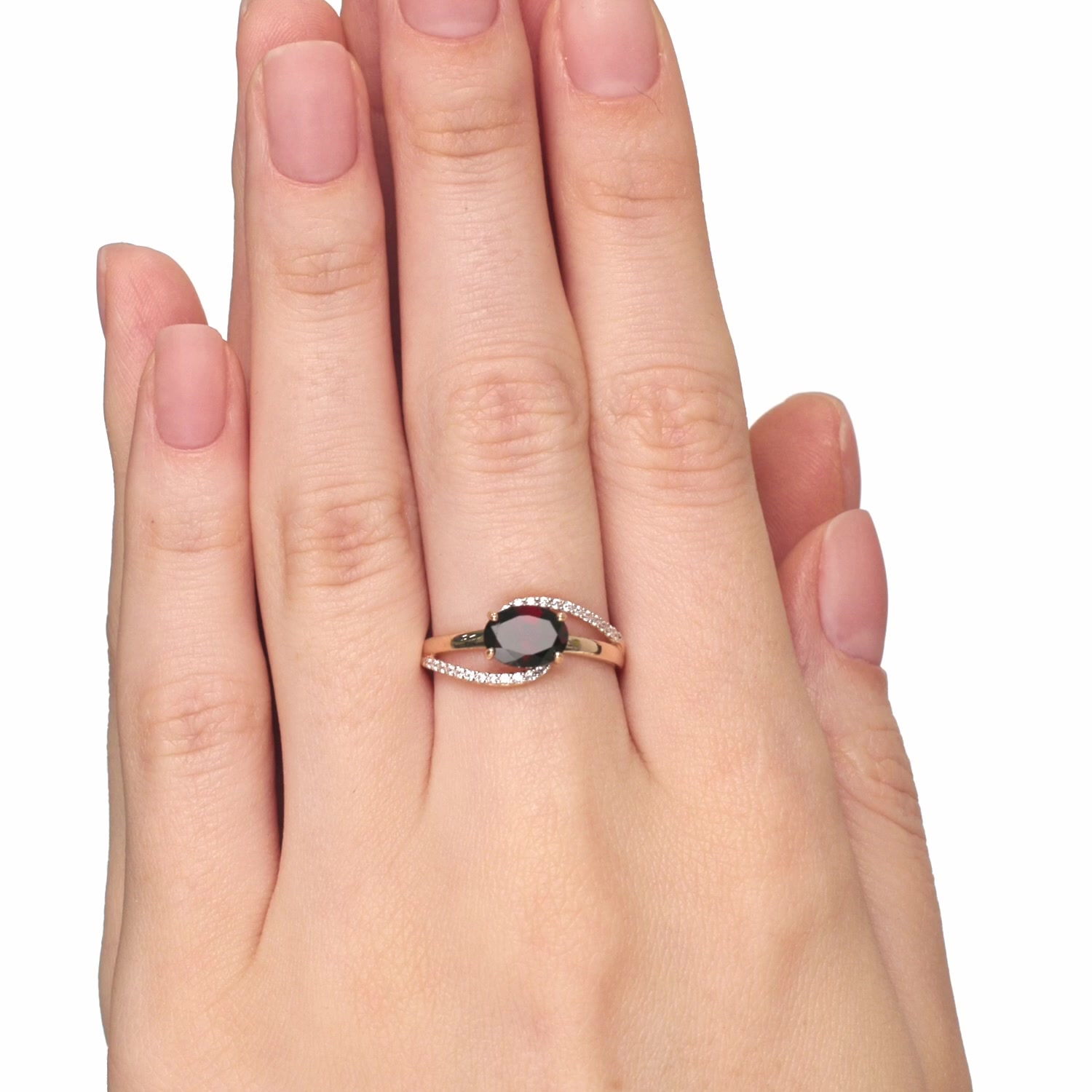 Золотое кольцо с гранатом и фианитами