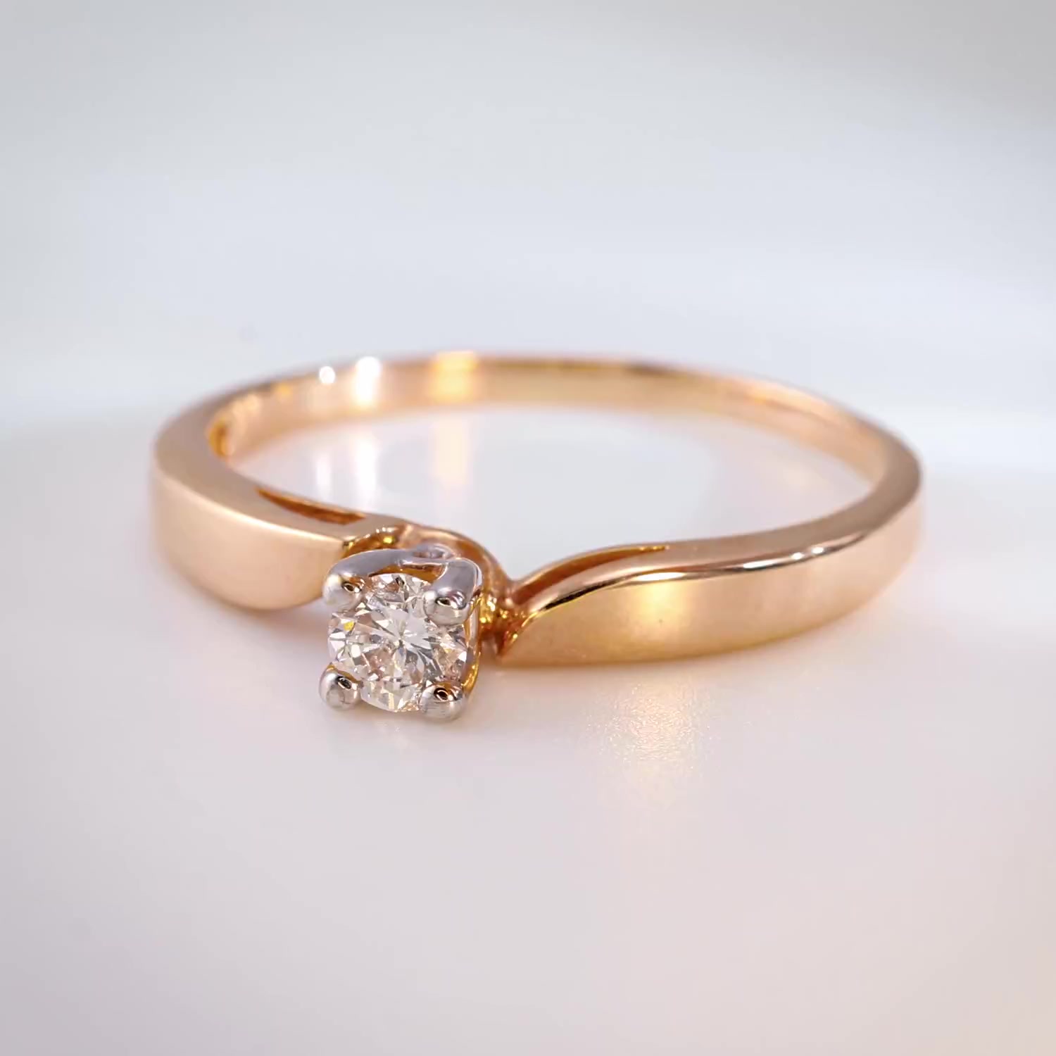 Золотое кольцо с бриллиантом