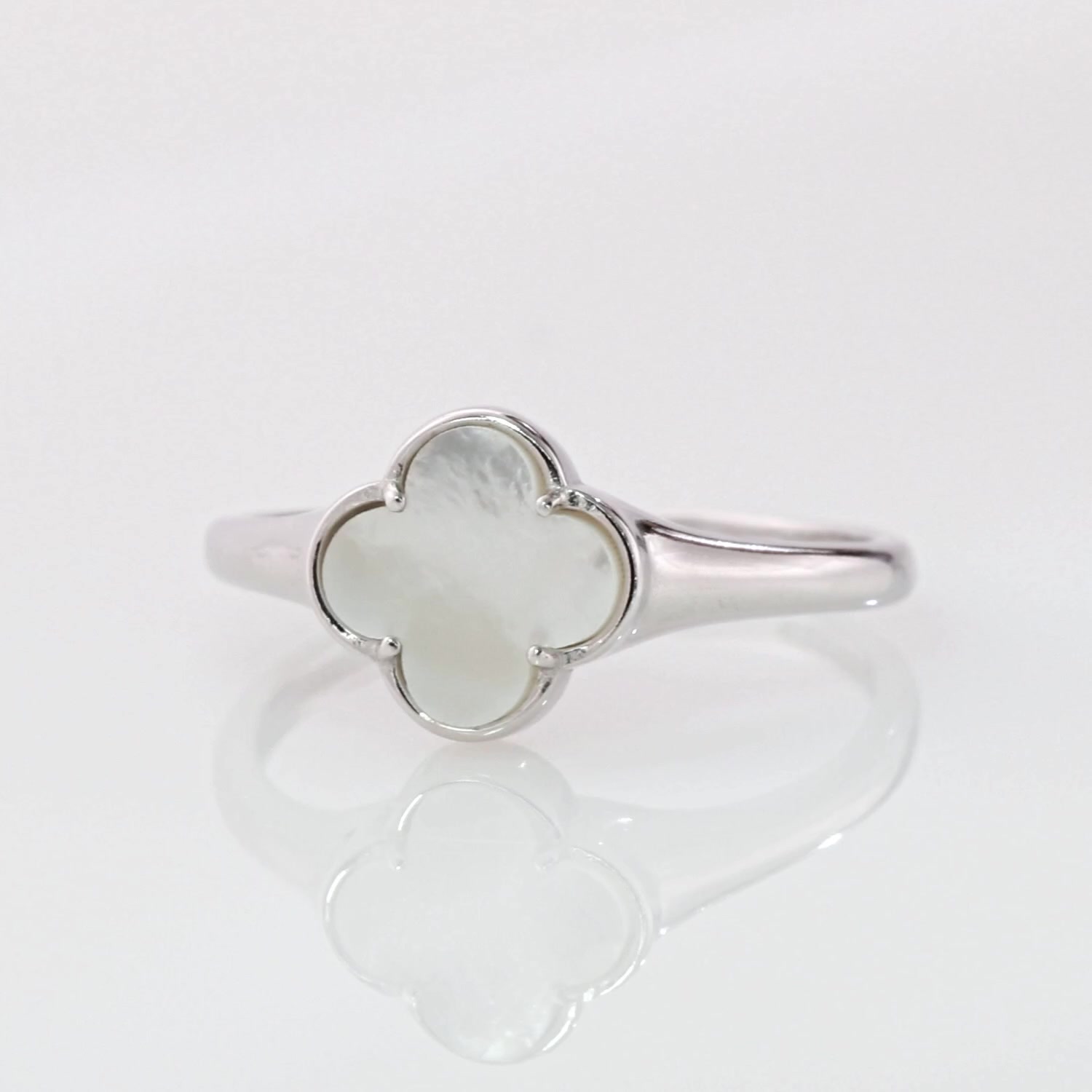 Серебряное кольцо с перламутром