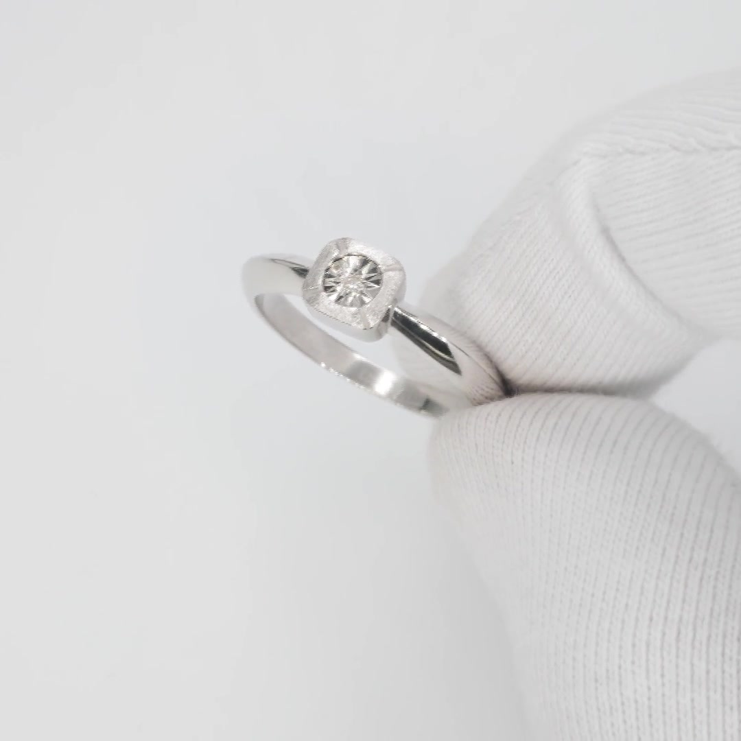 Серебряное кольцо с бриллиантом