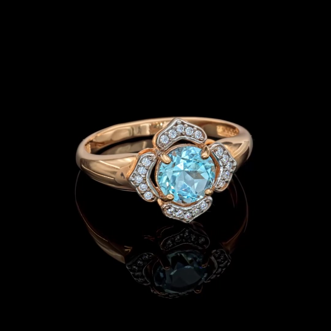 Золотое кольцо с топазом Sky и фианитами